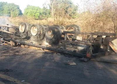 Caminhão ficou destruído após incêndio na BR-135