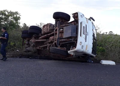 Carreta que transportava brita tomba em rodovia do Piauí
