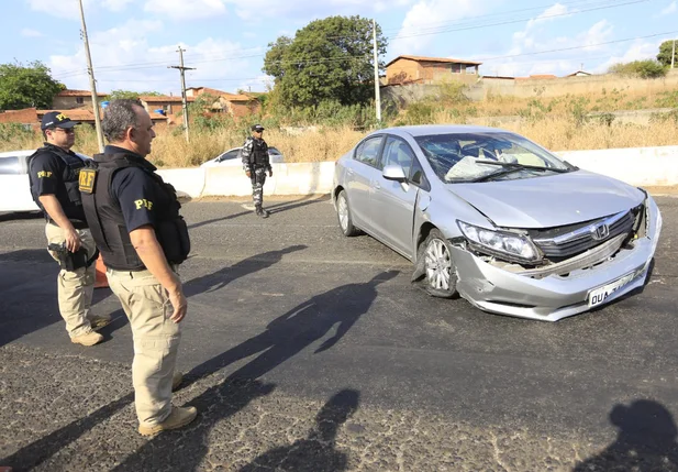 Bandidos capotam veículo após perseguição na zona sul