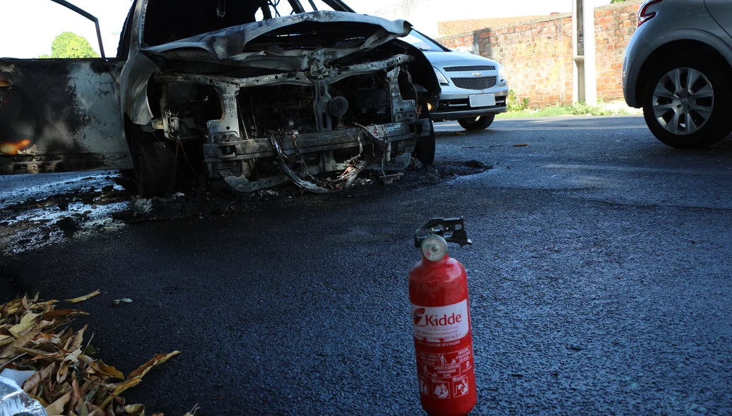 Extintor de incêndio do veículo não foi suficiente para apagar as chamas