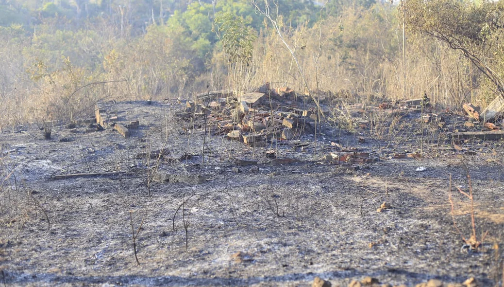 Fogo se espalhou rapidamente sobre a vegetação seca
