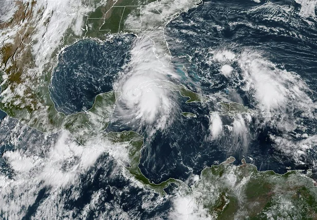 Imagem de satélite que mostra o avanço de Michael