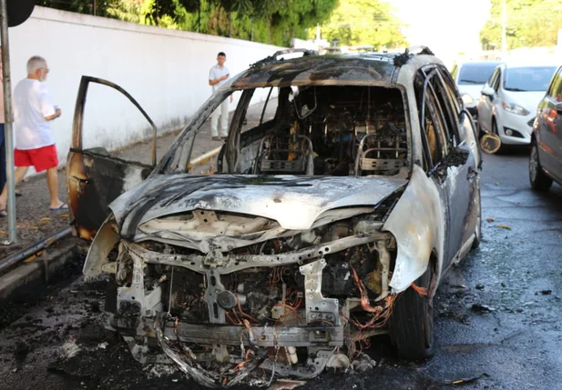 Carro de passeio pega fogo na Avenida Vilmary  em Teresina