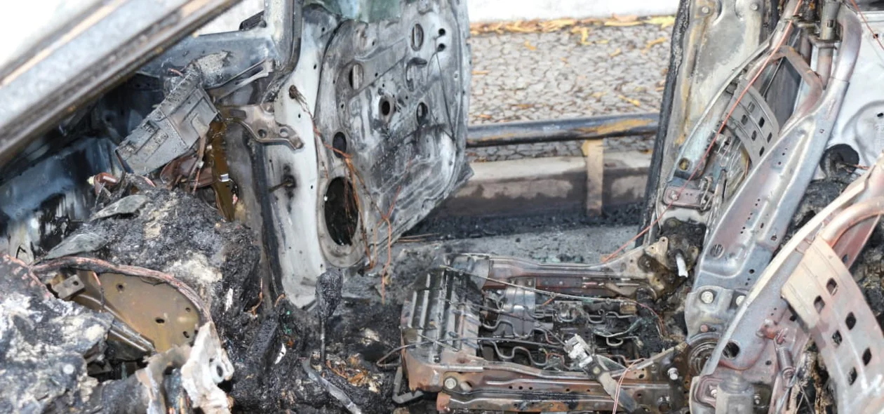Interior do veículo que pegou fogo na Avenida Vilmary