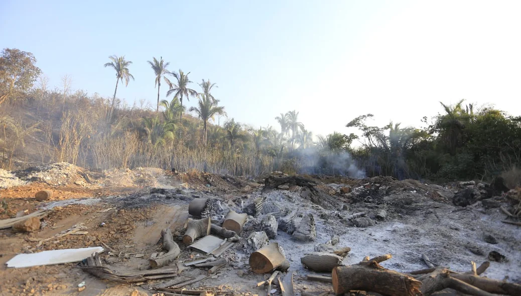 No local havia vários materiais que pegaram fogo