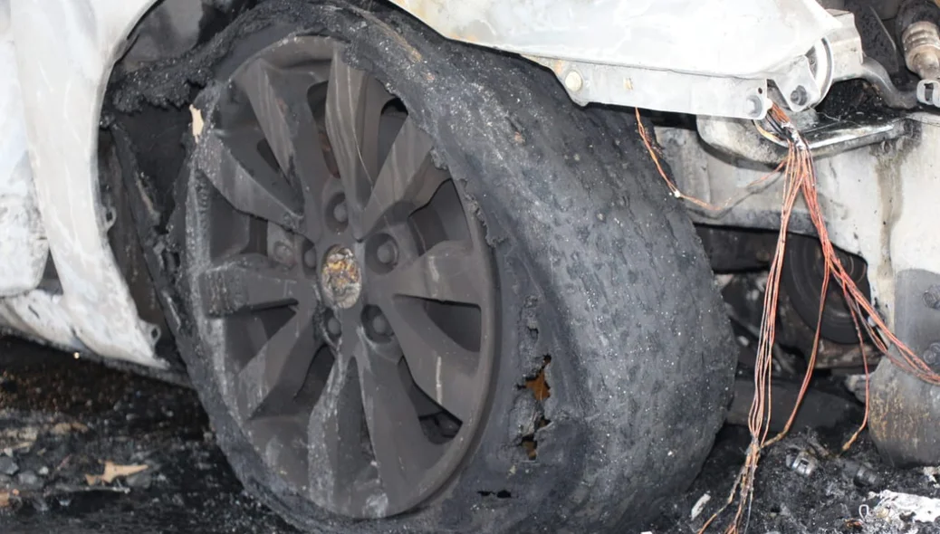 Pneu do veículo que pegou fogo ficou destruído