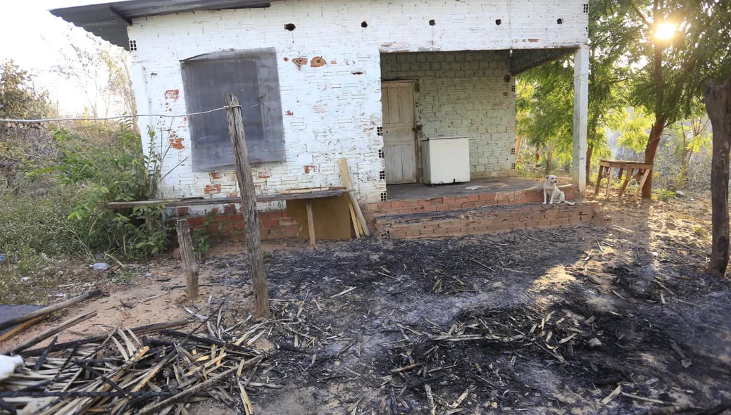 Por pouco as chamas não atingiram esta casa