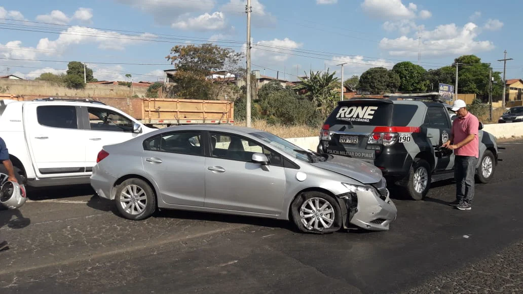 Veículo capotou na zona sul