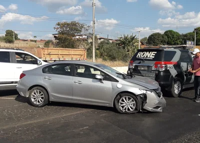 Veículo capotou na zona sul