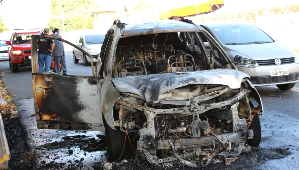 Veículo Kia Karens pegou fogo na zona leste de Teresina