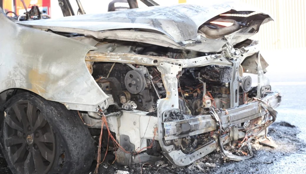 Veículo pega fogo e fica destruído na Avenida Vilmary
