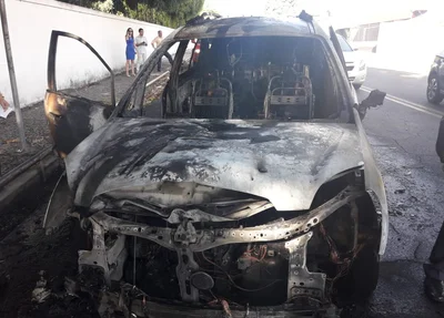 Veículo pega fogo na Avenida Vilmary