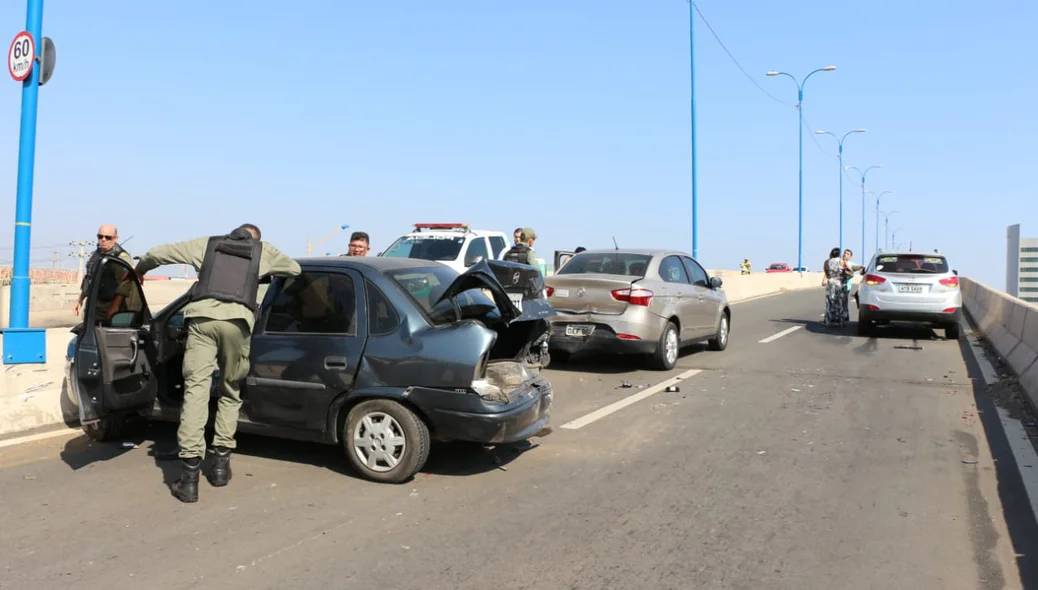 Acidente no elevado da Avenida Miguel Rosa deixou uma pessoa ferida