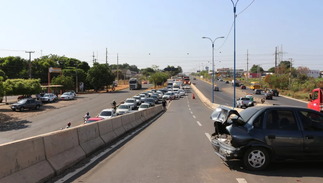 Acidente no elevado da Avenida Miguel Rosa na zona sul