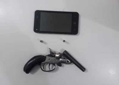 Arma e celular apreendidos
