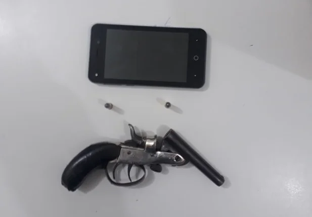 Arma e celular apreendidos