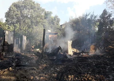 Casa é completamente destruída durante incêndio em Teresina