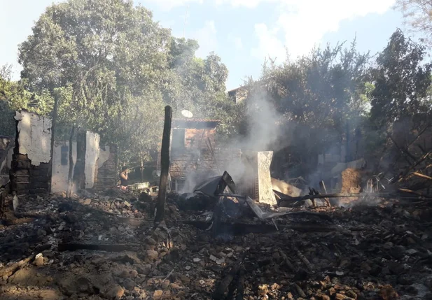 Casa é completamente destruída durante incêndio em Teresina