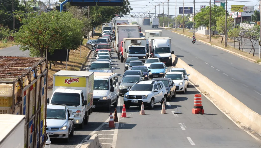 Congestionamento após acidente no elevado da Miguel Rosa