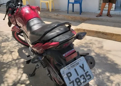 Motocicleta recuperada durante a prisão de Carlos