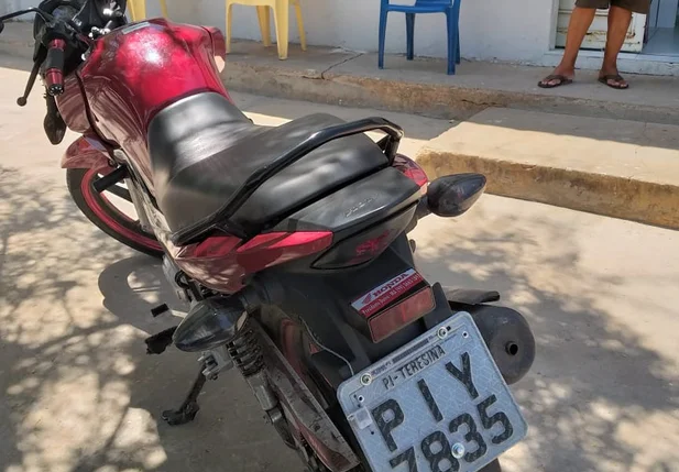 Motocicleta recuperada durante a prisão de Carlos
