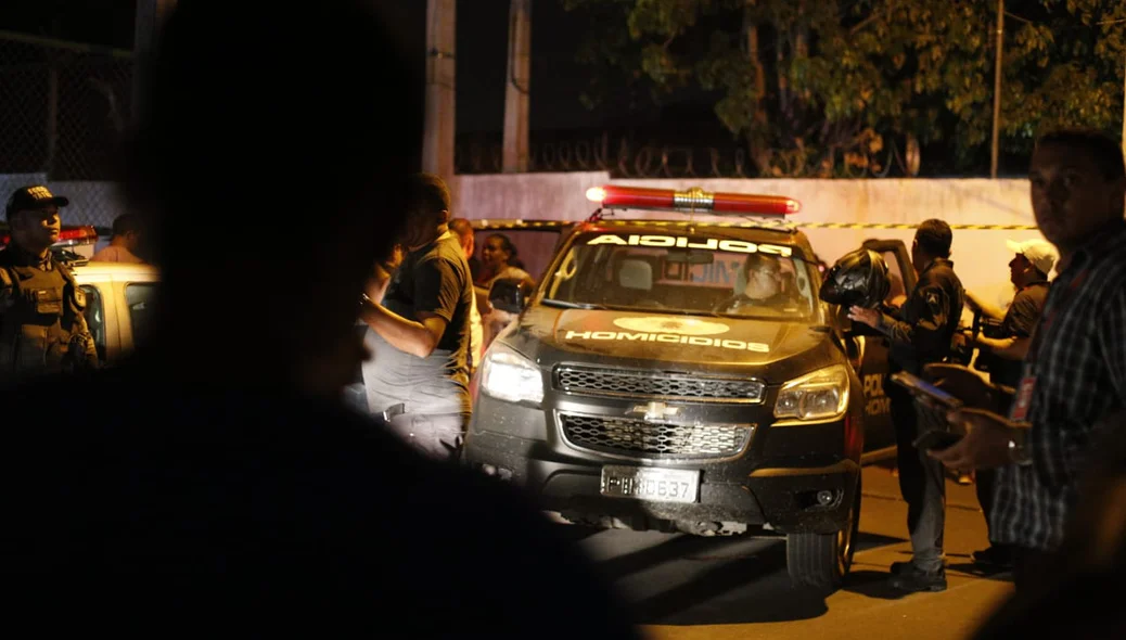 Policiais levantam informações sobre o crime