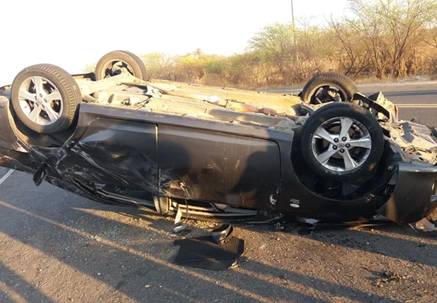 Veículo capota e condutor tem grave lesão em acidente na BR 316