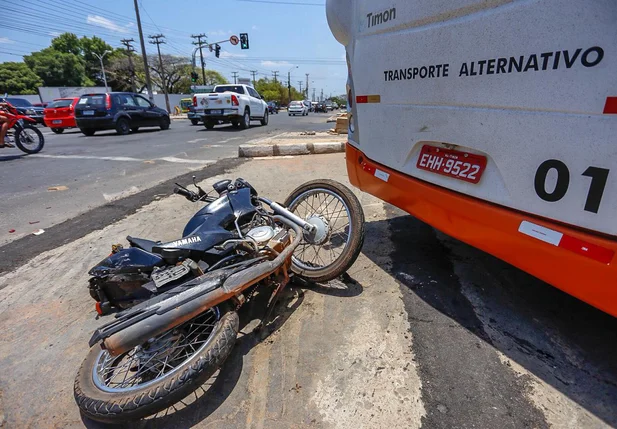 Acidente deixou dois feridos