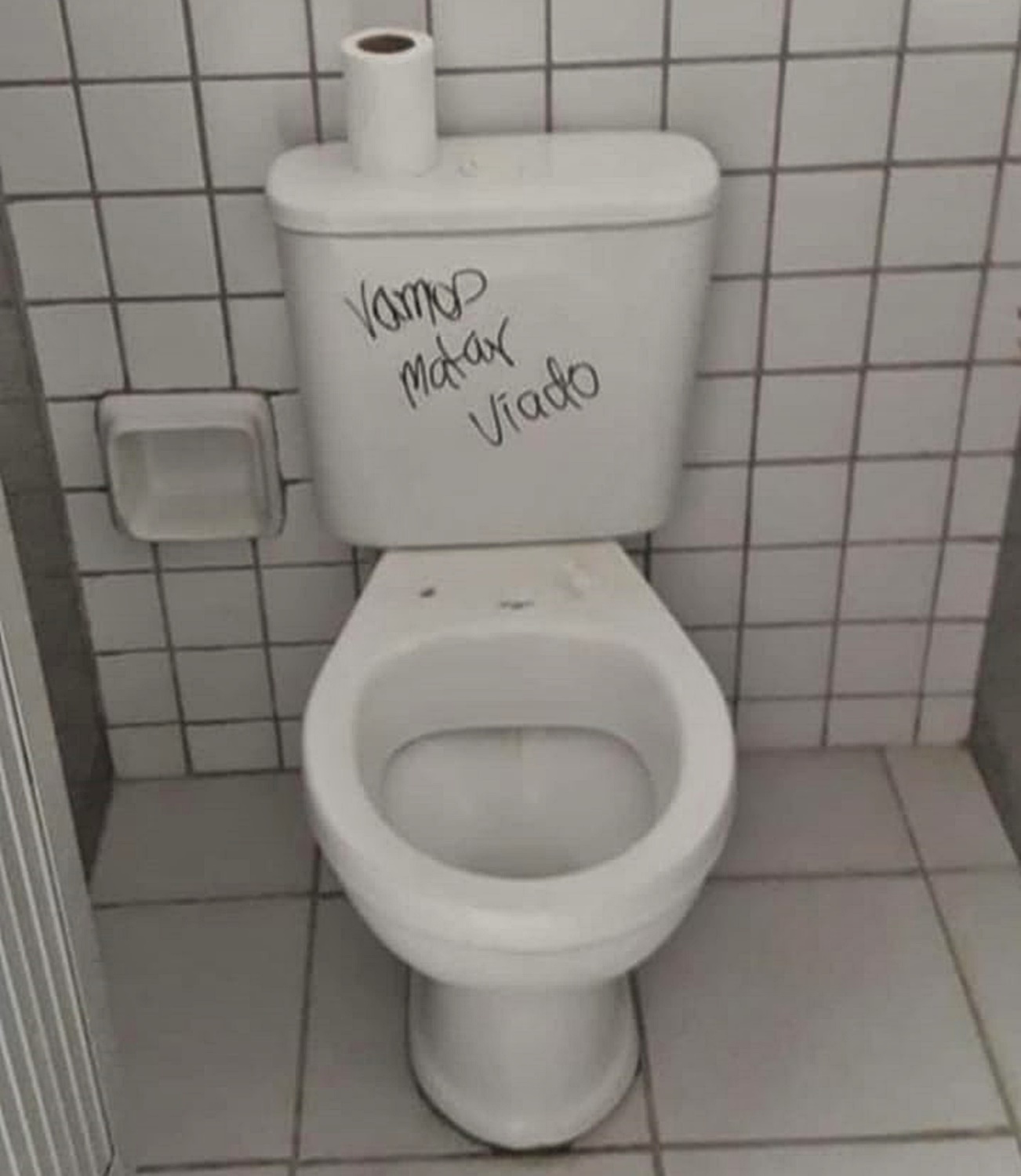 Ameaça homofóbica dentro de banheiro na UFPI