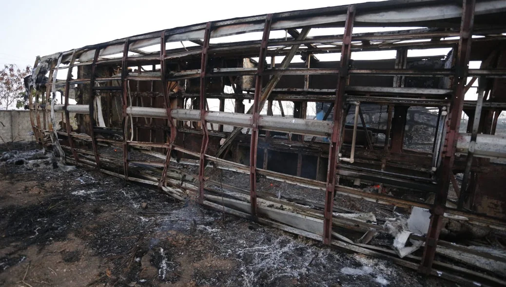 Após o incêndio, apenas ferro retorcido