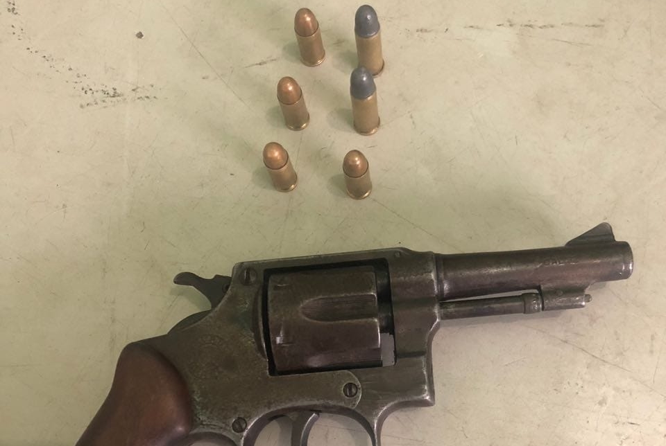 Arma de fogo apreendida pelos policiais
