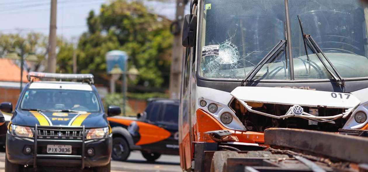 Com o impacto, parte dianteira do micro-ônibus ficou destruída