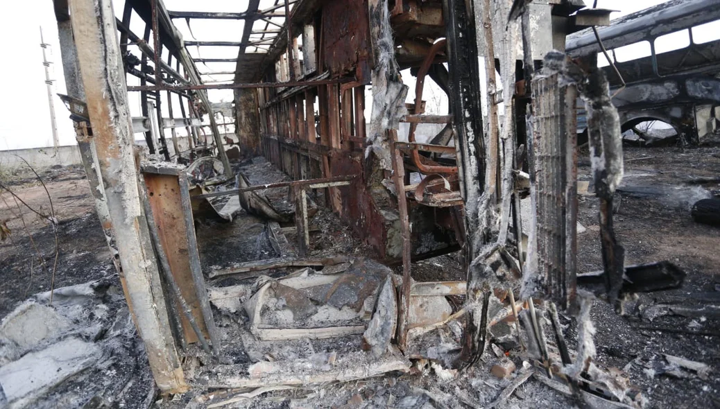 Estrutura de ônibus  consumida pelo fogo