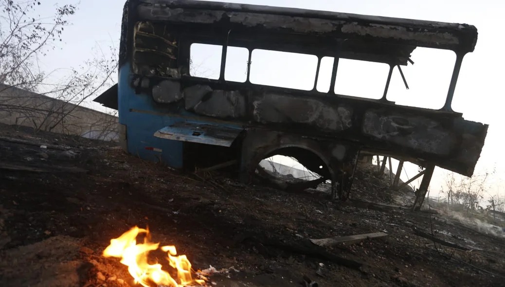 Incêndio atingiu toda a sucata