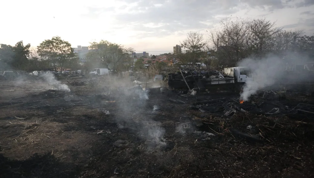 No local, vários veículos foram atingidos pelas chamas
