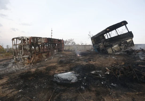 Incêndio destrói sucata na zona sul de Teresina