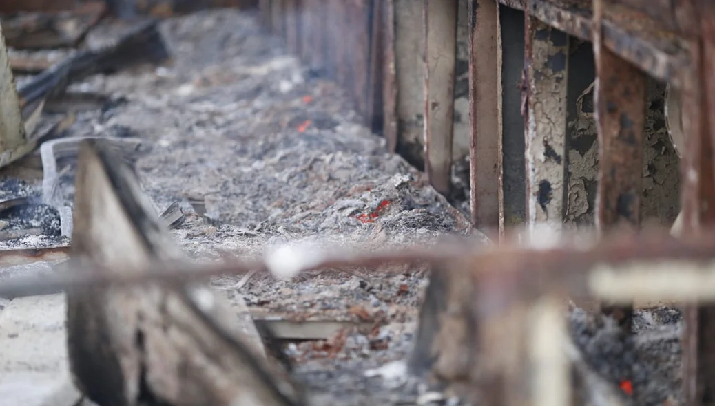 Restos de materiais destruídos