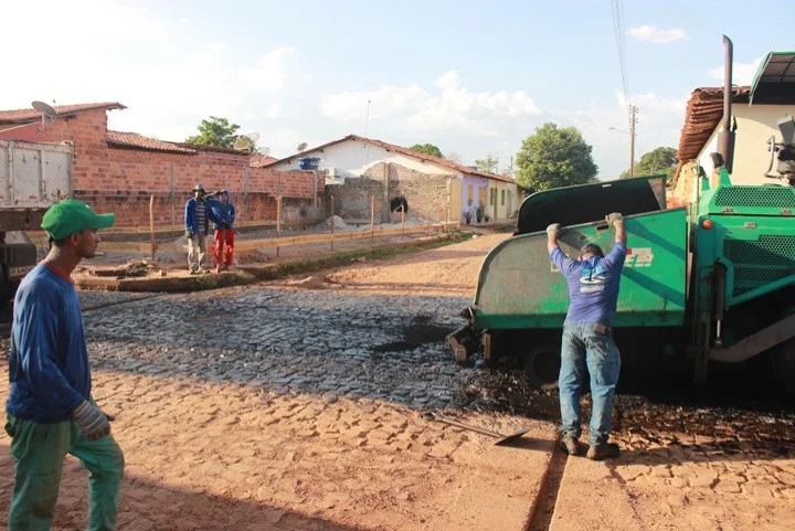 Ruas de Esperantina Piaui recebem pavimentação asfáltica 