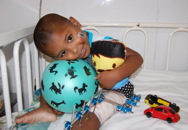 Criança internada se diverte com brinquedos doados 