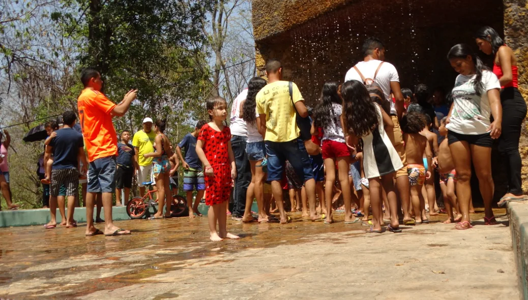 Crianças brincam com seus familiares no Parque da Cidade 