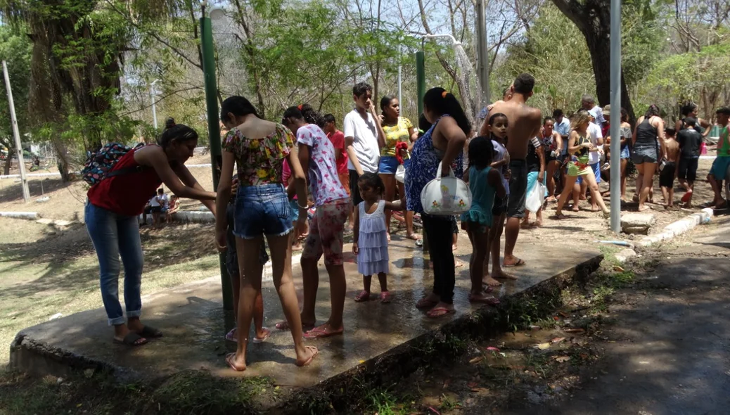 Crianças se refrescam no Parque da Cidade