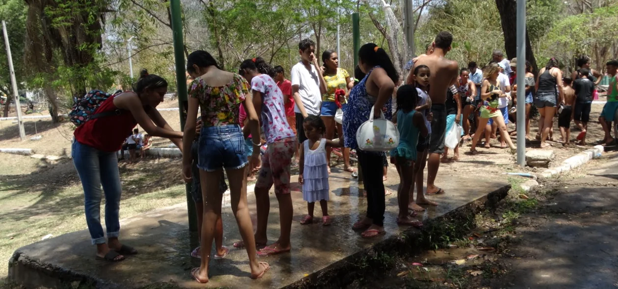 Crianças se refrescam no Parque da Cidade