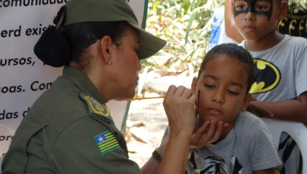 Policial Militar pinta rosto de criança