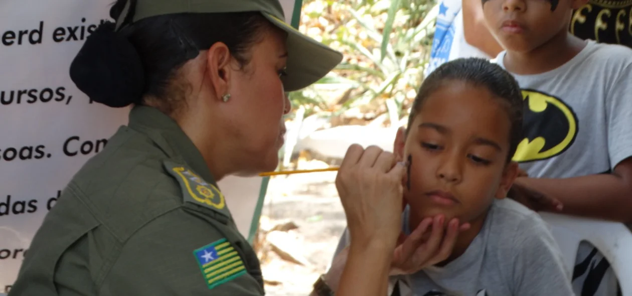 Policial Militar pinta rosto de criança