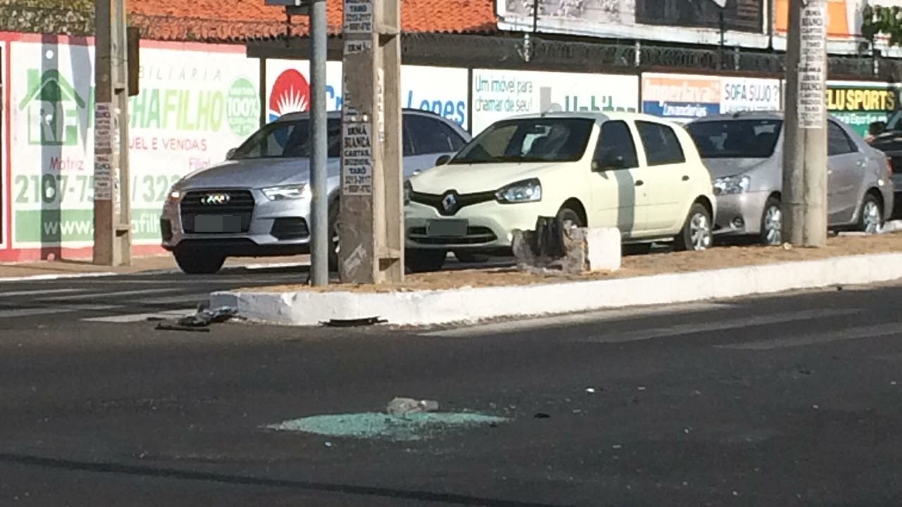 Resquícios do acidente ainda estão na avenida 