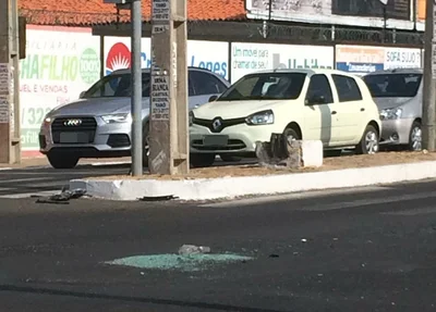 Resquícios do acidente ainda estão na avenida 