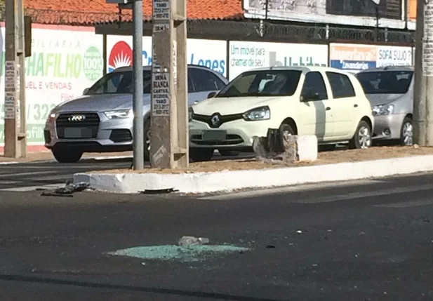 Resquícios do acidente ainda estão na avenida 