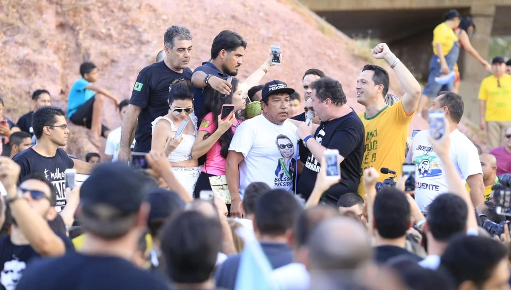 Apoiadores e simpatizantes de Jair Bolsonaro na Ponte Estaiada