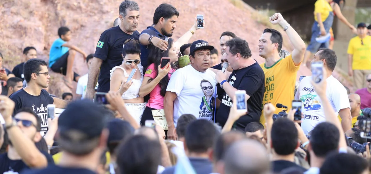 Apoiadores e simpatizantes de Jair Bolsonaro na Ponte Estaiada