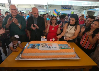 Corte do bolo de aniversário da cidade de Altos